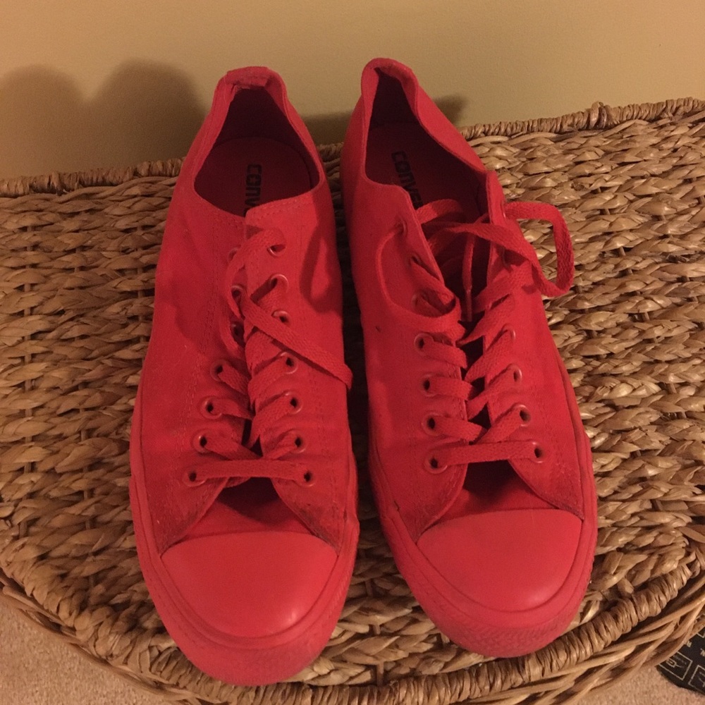 Low-top Converse men’s 10/women’s 12
